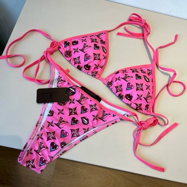 特 P Lv比基尼适合多种场景的游泳衣♀海边 游泳池 温泉 水上乐园 漂流都可以内搭外穿也完全可以 面料：透气舒适。速干弹性的游泳衣更加帖肤易清洗。S M L