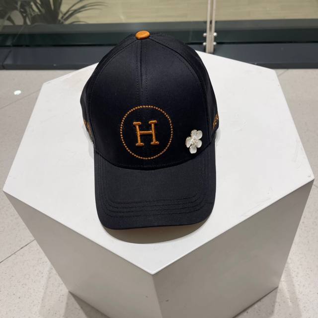 爱马仕 新款专柜同步刺绣简约棒球帽，爆款，大牌同步，超好搭配，出货！