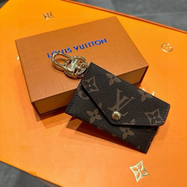 元配图片原版包装 Louis Vuitton官网M69003 Kirigami Pouch包饰与钥匙扣。 Kirigami Pouch包饰与钥匙扣以经典Mono