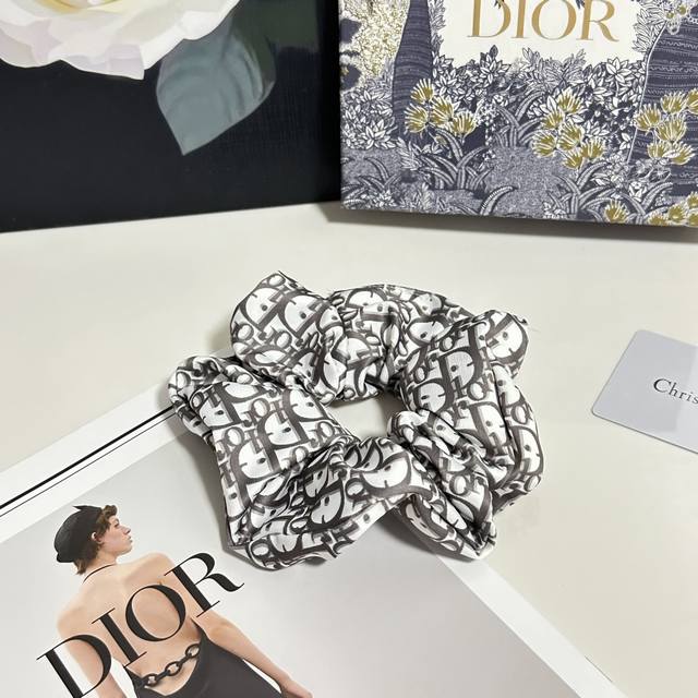 特 单个 配全套包装 Dior 迪奥 爆款老花真丝发圈，专柜款出货 一看就特别高档 超级百搭 必须自留