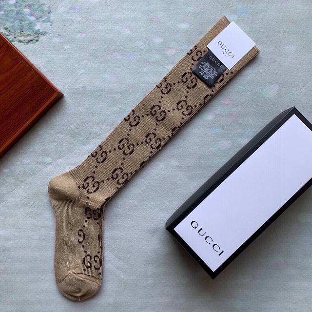 特 Gucci 古奇G家经典长款小腿袜 一盒一双 G家专柜一直在售的经典款，外贸订单全品相尾货双针双路纯棉织造，加上闪闪金银丝线，实物超漂亮，上脚柔软舒适，吸汗