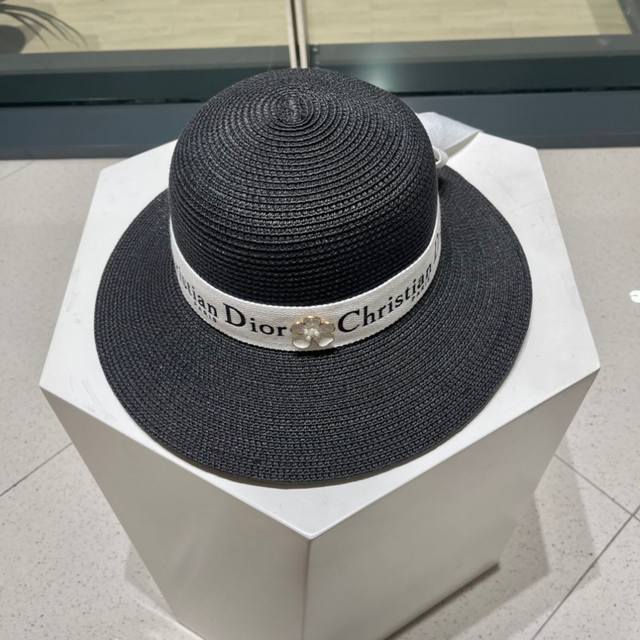 Dior迪奥 新款草编遮阳草帽盆帽沙滩风，简约大方，百搭单品～出街首选，新款帽型超美腻，新品上架