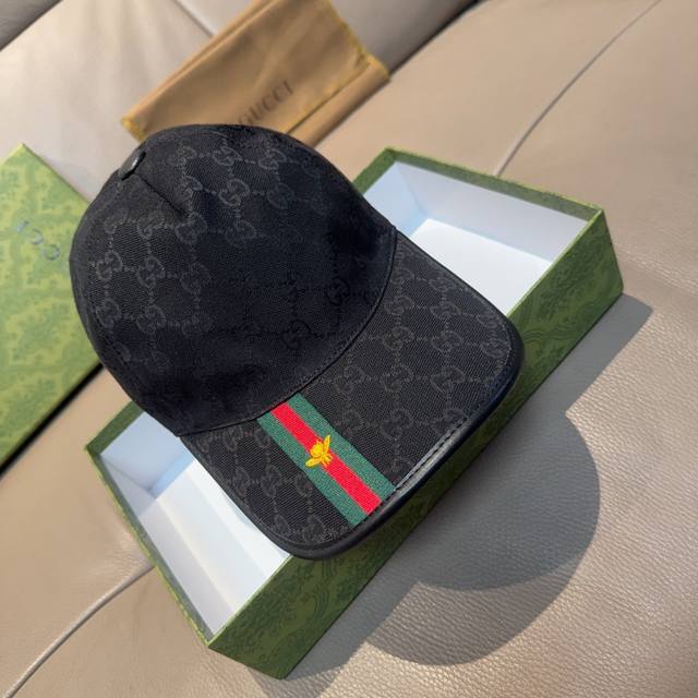 配盒子布袋，Gucci 古奇 最新原单棒球帽，蜜蜂织带。专柜1:1开模订制，最高版本，原版帆布料+头层牛皮，轻盈透气！实物拍摄，四季百搭男女适用，基础头围56，