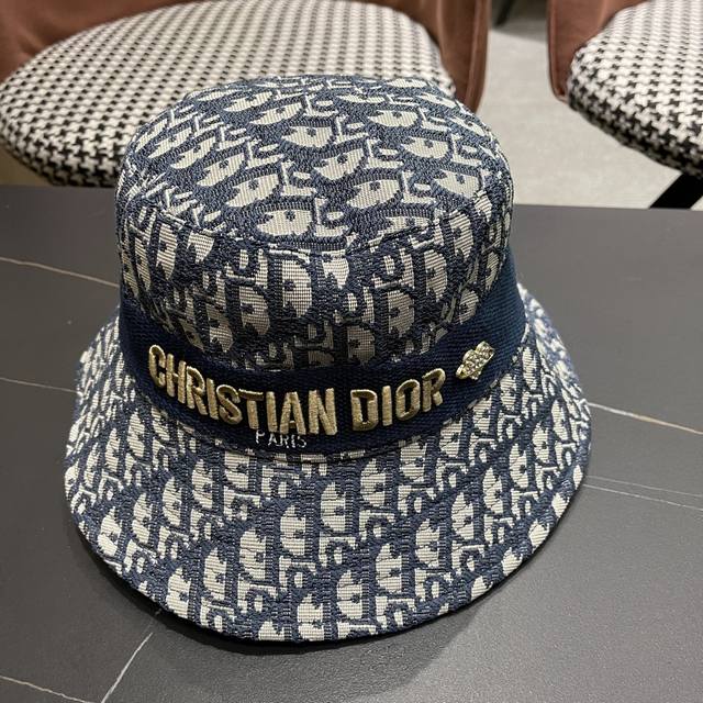 Dior 迪奥 新款原单渔夫帽格调很有感觉，很酷很时尚，专柜断货热门，