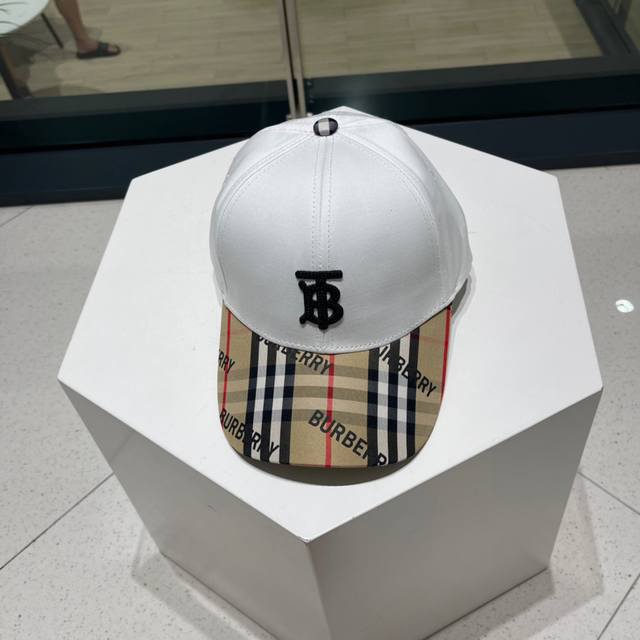 Burberry 巴宝莉 立体绣，原单棒球帽 专柜热卖款纯棉内里，轻盈透气。完美版型，对格精准无误，原厂品质，独家实物拍摄，男女适用！