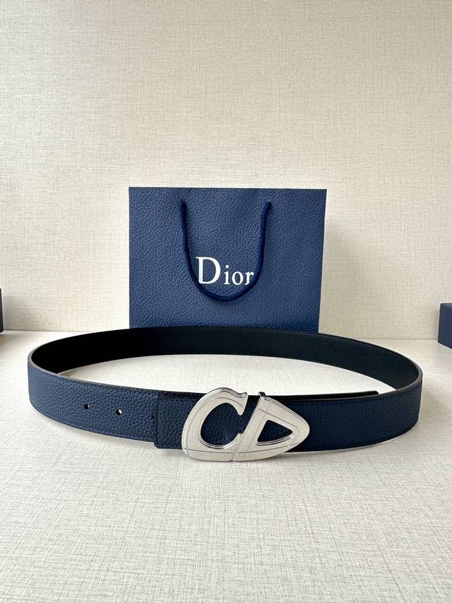 特 宽度3.5Cm Dior 这款黑色哑光涂漆饰面 不锈钢腰带扣是春季男装系列新品，展示 Cd30 标志，灵感源自 B30 运动鞋。可与各式 35 毫米腰带搭配