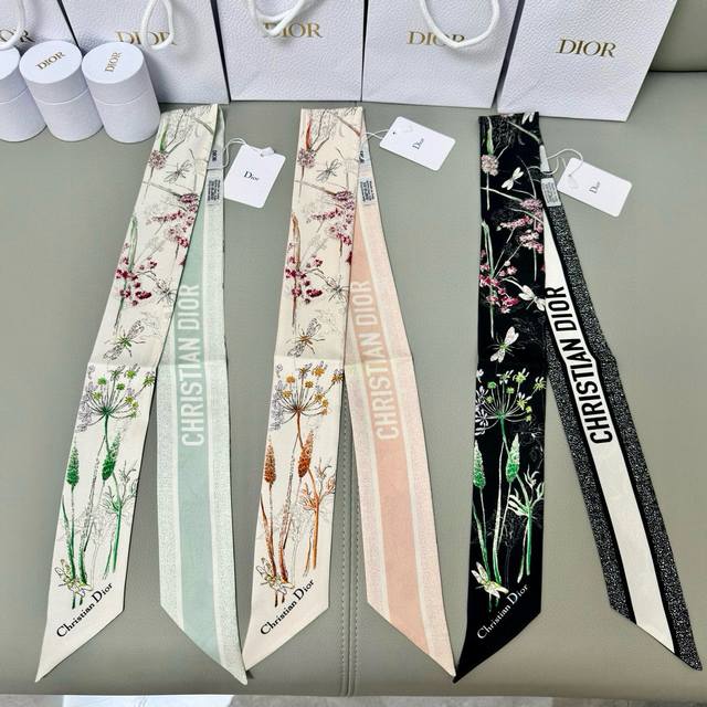 Dior迪奥Twilly丝巾，花丛蜻蜓 款式经典，造型修长，两端尖角设计，背面饰以对比鲜明的Christian Dior标志条形图案。 上身效果非常赞！随意一搭