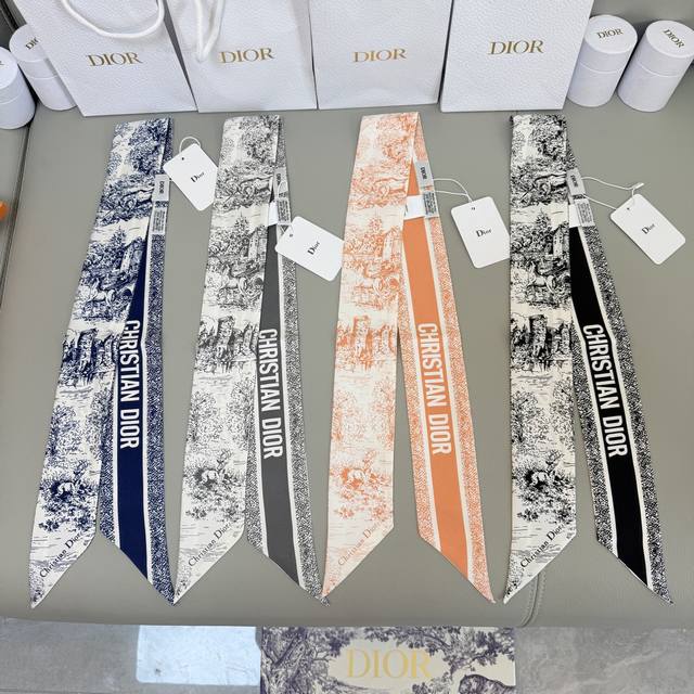 Dior25年新款春季丝巾，款款都美，挑不过来了，修长版型搭配尖头设计，款式经典别致。背面饰以对比鲜明的“Christian Dior”标志提花条形图案。可与各