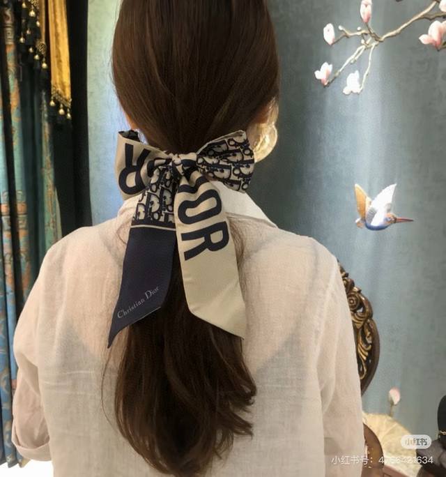 懂货的来，Dior 18姆米百分百斜纹真丝老花时髦小丝带，绝对的专柜品质，上等的好货，蓝色配底色米灰色，涂料精准印花，效果非常的赞，所谓的经典款，就是闭眼入不后
