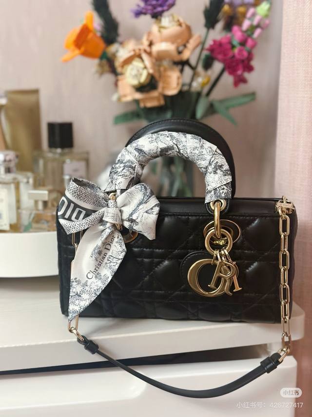 丛林动物园 飘带 束发带 Chstian Dior 尺寸:6*105Cm100%桑蚕丝 这款 Mitzah 丝巾以 Dior 标志性的 Sauvage 茹伊印花