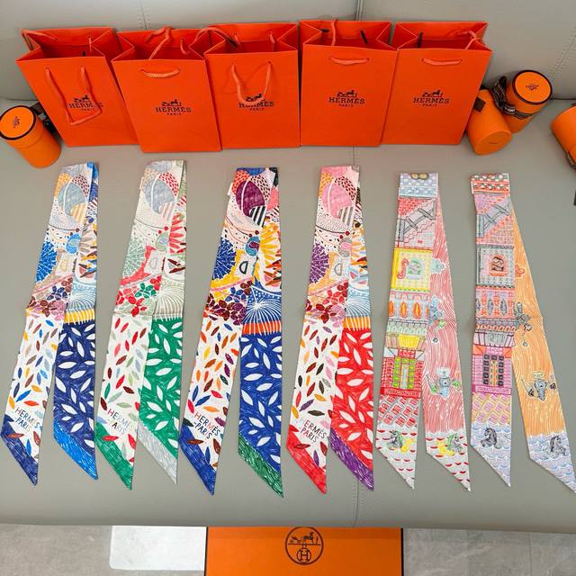 爱马仕Hermes “鸟之王国”小丝巾 Twilly小丝巾 100%桑蚕丝 这款小巧的真丝配饰佩戴方式千变万化，可为您的日常造型增添灵动妙趣 法国制造 设计师皮