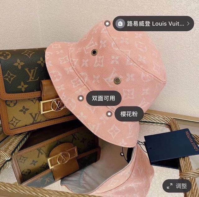 特价 。Lv 双面渔夫帽 颜色超正！超美新品金属双孔渔夫到货！双面可用、超级好看的配色！双面百搭，真的分分钟街拍美翻～专柜同步躲色发售！原版原标设计，质感超好，
