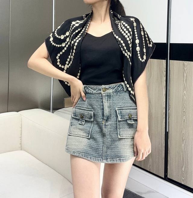 Chanel新款 温柔而娴静，珍珠优雅气质！ 柔软顺滑的感觉真的舒服到心都化了！Chanel经典珍珠元素新款真丝方巾！懂货的拿在手里一看，就会爱死，经典珍珠系列