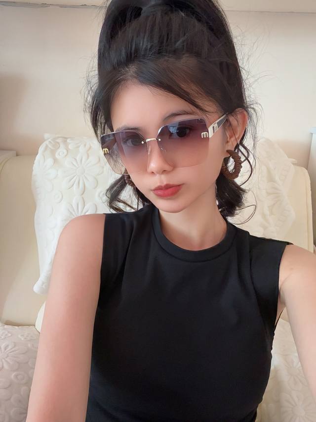 Miumiu 缪缪2025开春新款闪耀新款璀璨登台 太阳镜潮品 精致个性设计简约时尚 专柜品质值得拥有 绝对潮爆 提升个人品味的时尚单品 型号：M7550