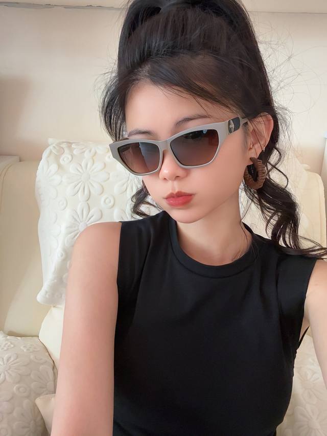 Lv 2025年开春新款 潮流爆款 时尚方框太阳镜 高品质 佩戴舒适 网红潮款墨镜 型号L6220