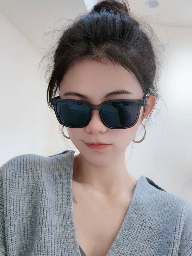 偏光系列太阳镜 原版出货 巴宝莉网红超爆款经典奢华全球风[亲亲] 时尚方框太阳镜 气质非凡 经典大框款式太阳眼镜[篮球] 顶级品质 奢华Logo 型号：B224