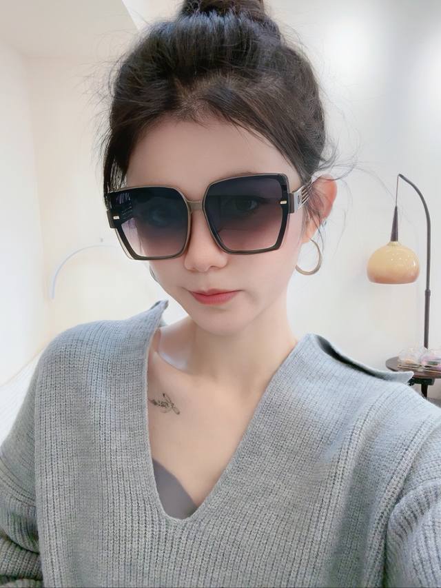 Dior太阳镜 2025开春新款 潮流爆款 时尚方框偏光太阳镜 高品质 佩戴舒适 网红潮款墨镜 女士高清尼龙太阳镜 高品质Tr镜框 型号：Cd77