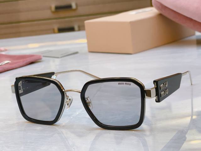 Miumi* 缪*缪新款太阳镜，Mod:Smu 64Ws，Size:51-22-145