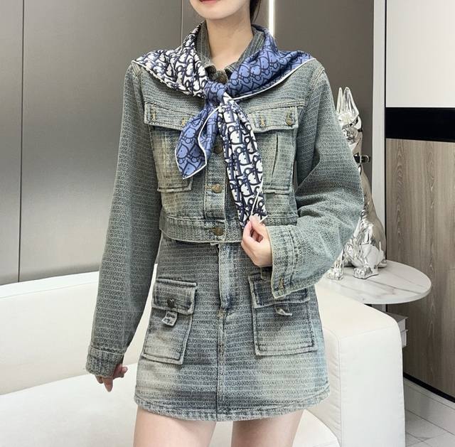 Dior 印花方巾 18Mm顶级真丝双面同色印花 90 厘米海军蓝色桑蚕丝斜纹面料 Oblique 双面印花 这款 Oblique 印花方巾焕新演绎经典的 Ob