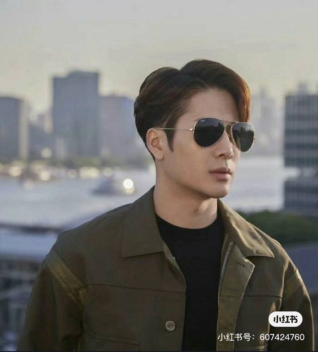 P 雷朋 Rayban 经典飞行镜系列 作为美国空军的标志之一，深受各大明星追捧始终引领世界潮流风向标，永不落时的风格、永无止境的灵感，一直在创新，从未被超越。