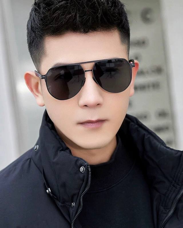 Gucci 男款炫彩飞行员偏光太阳镜 材质：高清尼龙加厚卡槽高清偏光镜片 无边框镜架颜型号：G7227