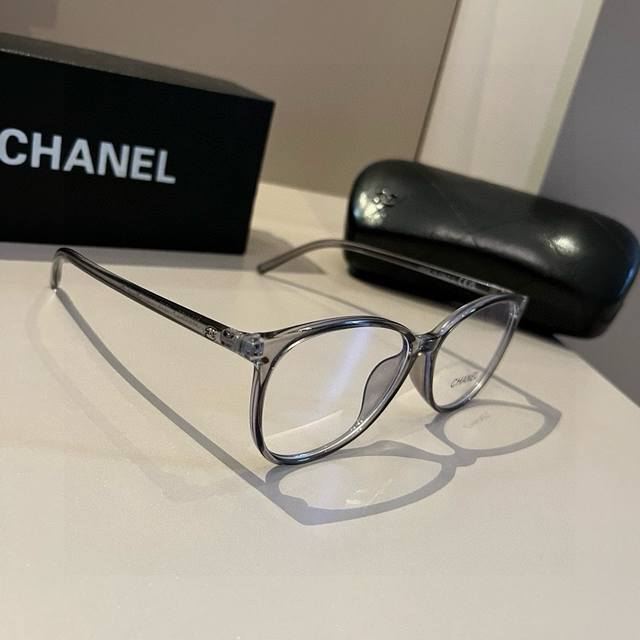 P Chanel香奈儿光学镜 素颜神器 出圈小香黑框3282~好看爆 了 超百搭素颜黑框，涂个具 就可出门，今年超流行 必须安排上 ！可盐可甜！温柔小姐姐风格！