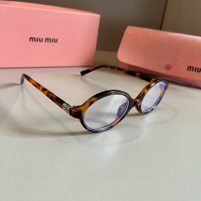 P 造型利器 Miumiu新款复古小椭圆框墨镜复古小椭圆框。时髦有型 造型利器 镜框和镜腿的设计线条感很强侧面镂空字母Logo增添了精致感