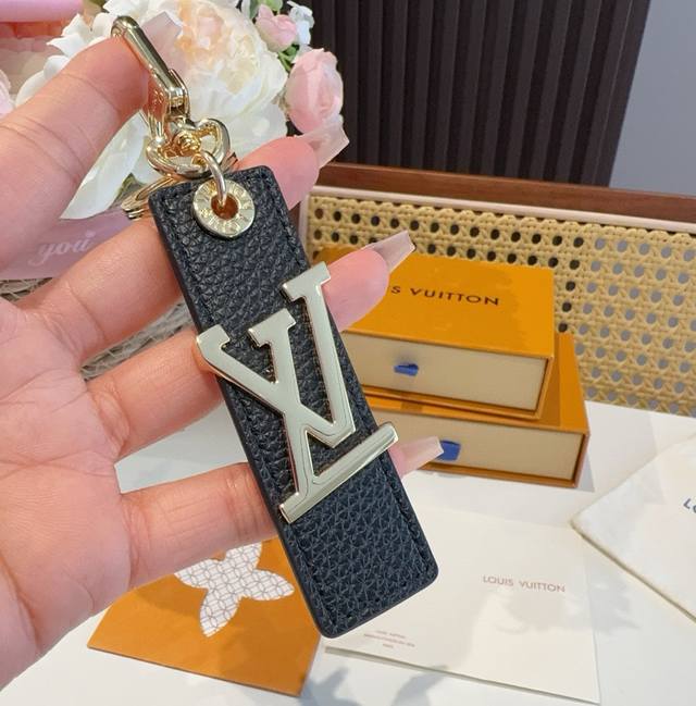 Lv钥匙扣 包饰 车钥匙挂件 Lv Oblique Tab 包饰与钥匙扣 Lv Oblique Tab 包饰与钥匙扣取材粒面皮革，以斜体金属Lv 字母点亮视线。