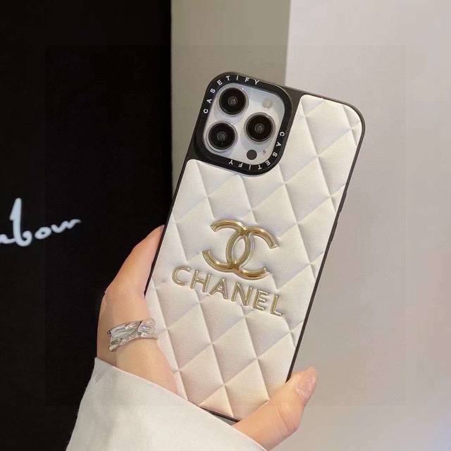 香奈儿压花电镀烫金Logo，二合一贴皮全包手机壳，逼格爆满手感舒适 型号：为了不出现报错型号，请打开本机查看手机设置显示的型号 Iphone16系列更新 Iph