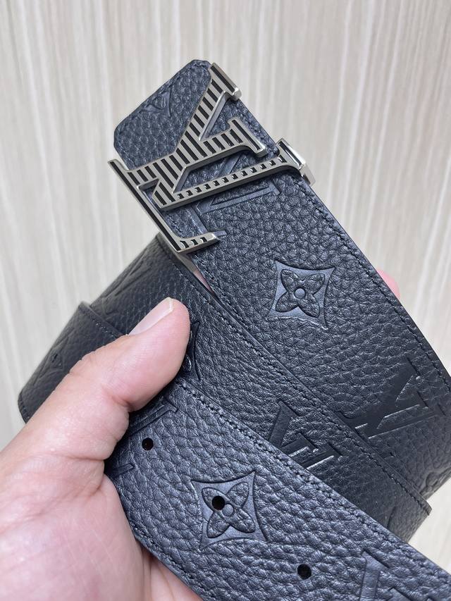 特 Lv Shadow 双面腰带拥有两式风尚：一面以 Monogram 图案点明 Lv Shadow 皮具故事，一面以素雅色调呈现沉稳风范。金属 Lv 搭精品经