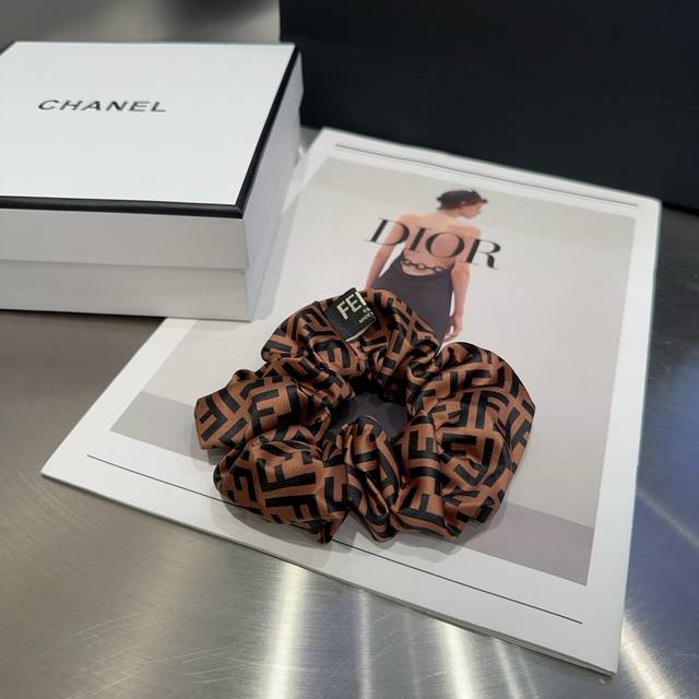 配包装盒 Fendi 芬迪 经典F发圈，复古气质美，简约百搭！小姐姐闭眼入