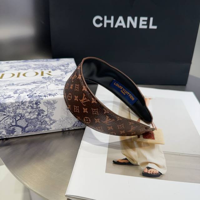 配包装盒 Louis Vuitton 路易威登 驴家新品发箍，经典Lv标志，简单大气，特别吸睛！超火爆小单品