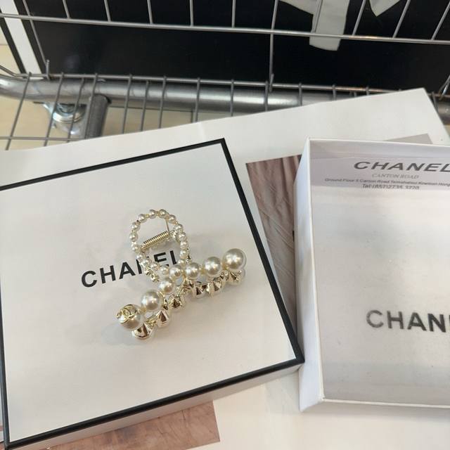 配包装盒 Chanel 香奈儿 最新小香爆款，重工珍珠抓夹，绝美的一款！小仙女必备