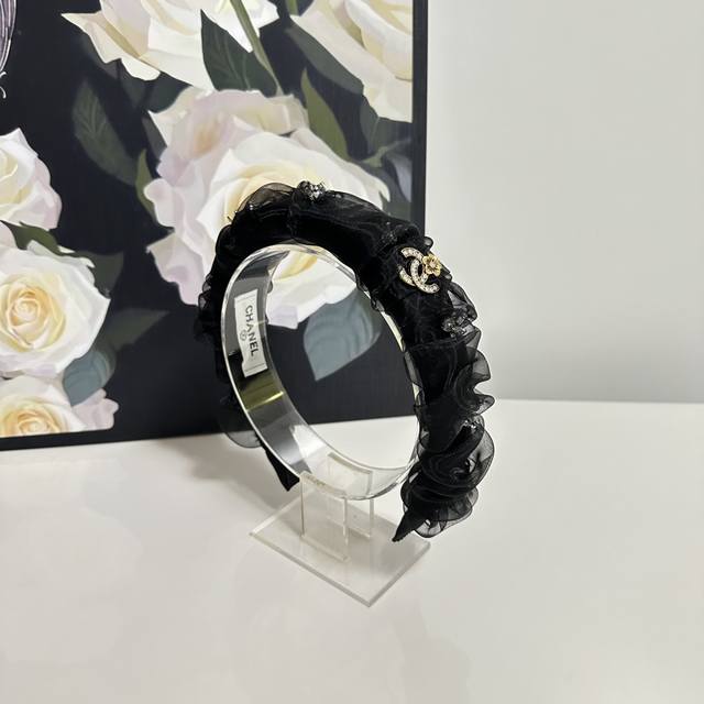 特 配专柜包装 Chanel 香奈儿 最新纱面发箍 小仙女快入手 特殊材质 不嘞头 可盐可甜～
