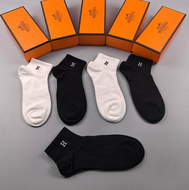 特 配专柜包装 Hermes 爱马仕 新款刺绣中短款堆堆袜袜子！一盒五双，专柜同步筒袜袜子，大牌出街，潮人必备超好搭