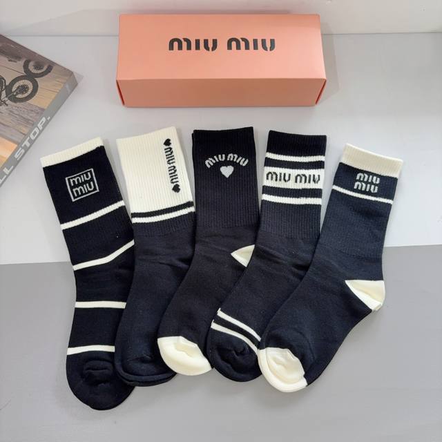 配包装 一盒5双 Miumiu 缪缪 高品质新款网红长筒袜子Ins明星网红推荐火爆至极纯棉材质，轻薄柔软透气，四季通用，欧美大牌街头必备