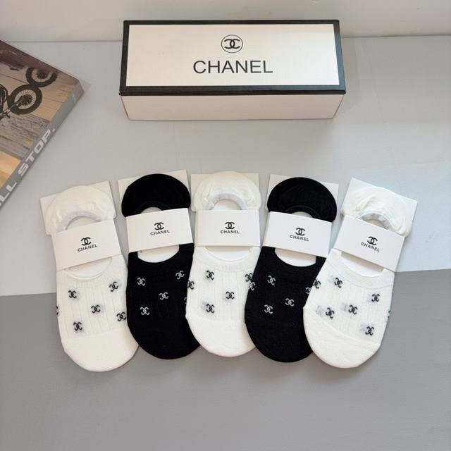 配包装 一盒5双 Chanel 香奈儿经典袜子高版本竹棉材质柔软，秒杀市场普通货，经典的双C图案Logo，专柜同步袜子大牌出街，潮人必备，超好搭