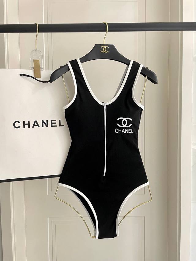 Chanel中古连体衣带胸垫 中古系列连体泳衣做泳衣穿可以，搭配裤子穿也，喜欢中古系列的宝必入哦 码数：Smlxl 面料：针织