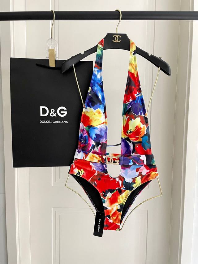 Dg新款泳衣适合多种场景的游泳衣♀海边 游泳池 温泉 水上乐园 漂流都可以内搭外穿也完全可以 面料：透气舒适。速干弹性的游泳衣更加帖肤易清洗 码数：S M L