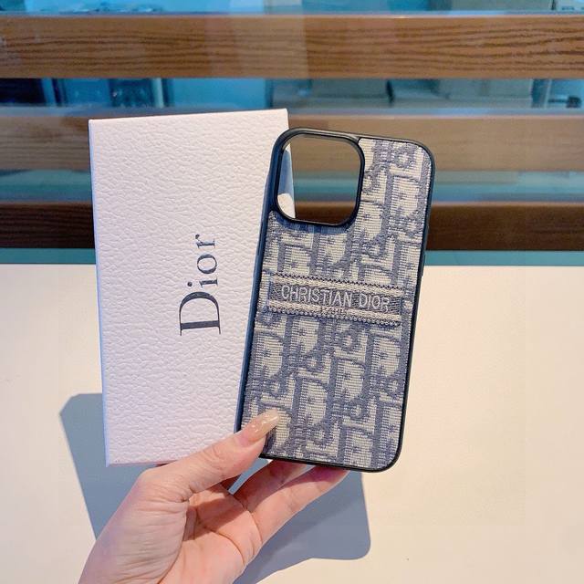 新品上架 Dior刺绣布艺全包手机壳 型号：为了不出现报错型号，请打开本机查看手机设置显示的型号 Iphone16系列更新 Iphone16Pro Max 6.