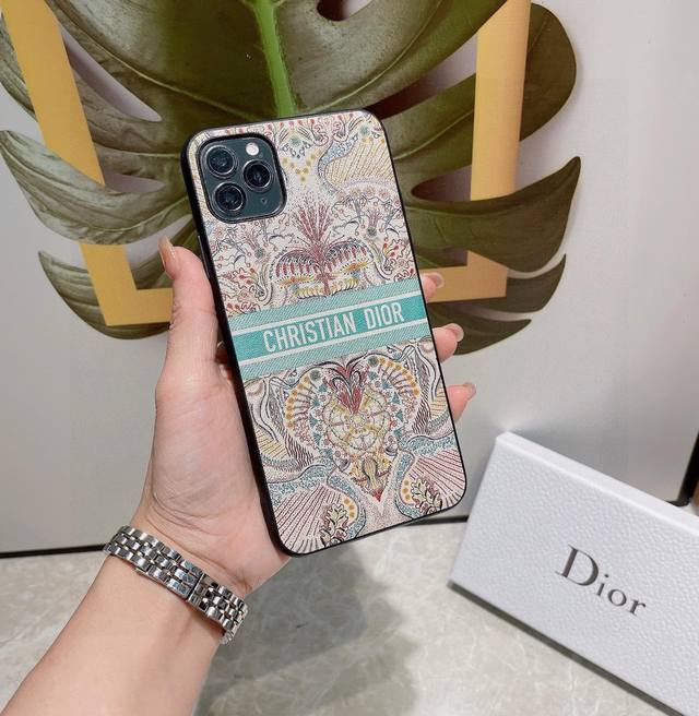 Dior官网同步原版贴皮手机壳爱之光Light Of Love 系列手机壳 型号：为了不出现报错型号，请打开本机查看手机设置显示的型号 Iphone16系列更新