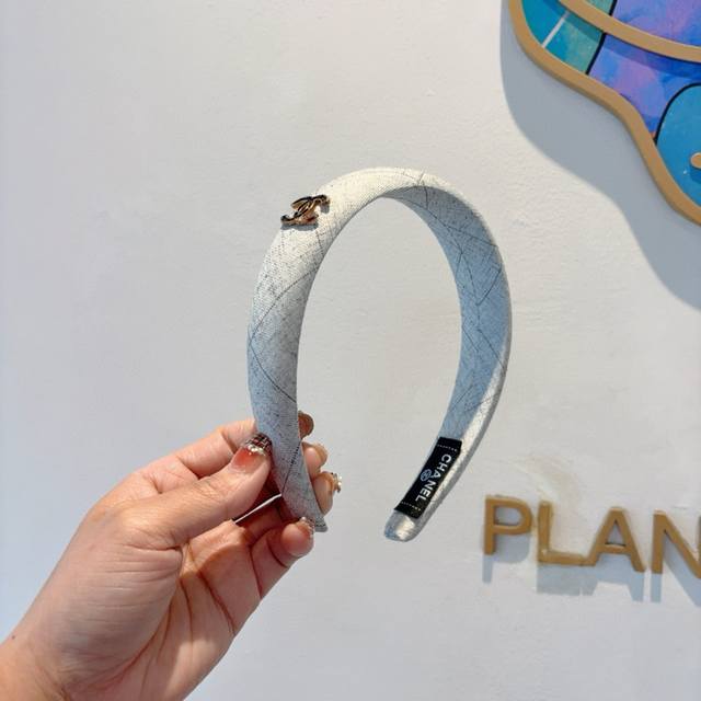 配包装 Chanel 香奈儿 最新款小香发箍，新品巨显脸小头箍，网红爆款推荐 搭配高端双ＣLogo ，超精致时尚百搭！