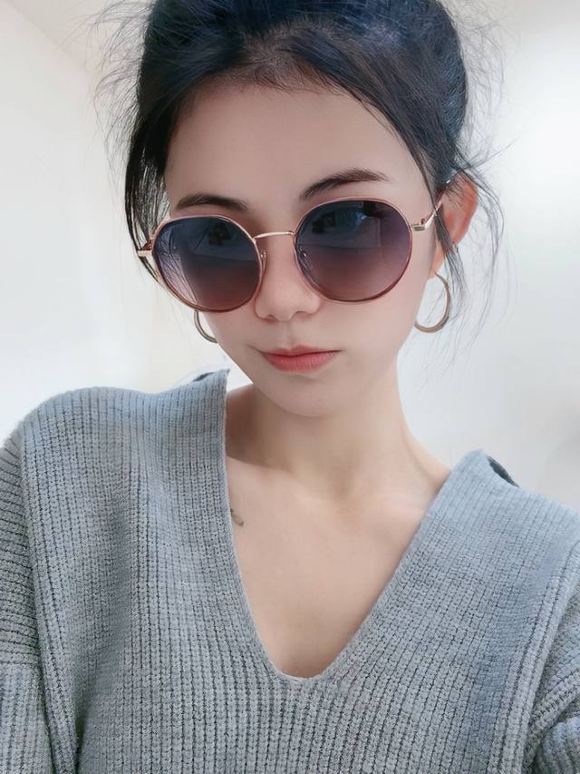 香奈儿 2025开春新款太阳镜 各路网红纷纷带起气场满分 俏皮甜美.上脸效果更佳.金属质感超好 型号：Ch3532