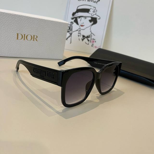 P Dior迪奥 又奶又酷√原地封神也太适合度假了~ 上脸俏皮又可爱 奶茶色镜片显得人很有气质超温柔Cp 又奶又酷 框型也敲友好