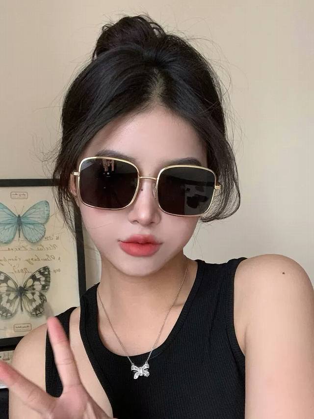 Maybach迈巴赫年度最牛硬货 官网经典蛤蟆款 极力推荐款选用定制进口板料双色拼腿 采用K金真空电镀金灿灿五金配件，一流工艺，真正的奢侈品中的极品，质感显得更