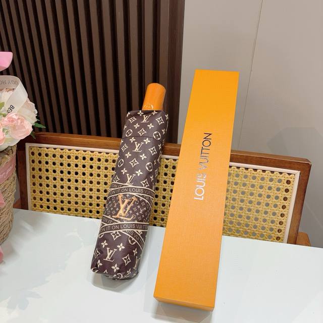 Louis Vuitton 路易威登 三折自动折叠晴雨伞 新涂层技术深色伞面 拥有令人惊喜的遮光效果！2色