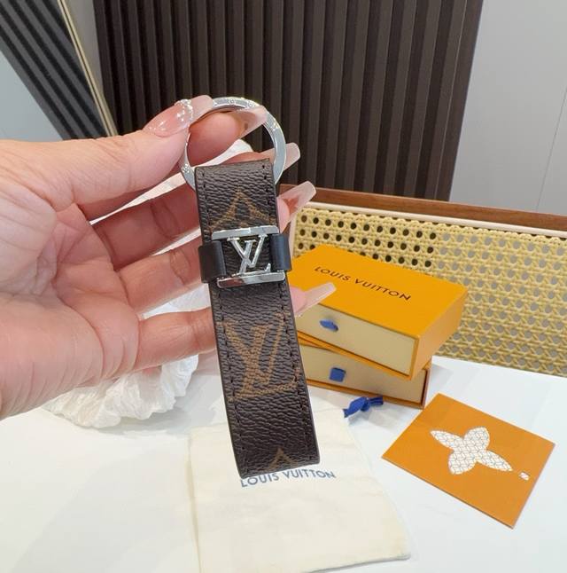 Louis Vuitton 官网款 Lv皮绳钥匙扣 挂饰 车钥匙挂件 Pu材质 原版Logo 确实精致 手感真的很赞
