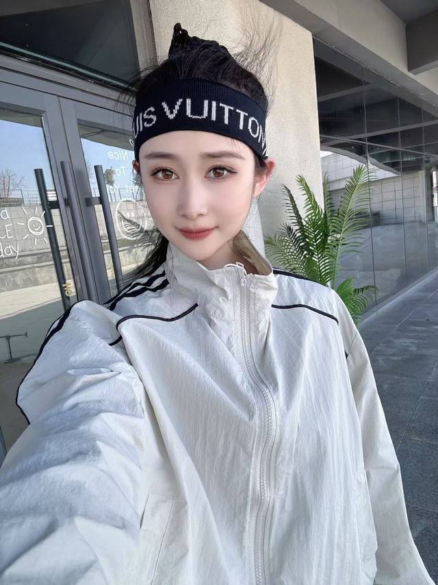 路易威登Louisvuitton官网发带，健身发带，造型发带！一年四季都适合哦、无论运动还是健身，出门旅游还是造型设计，都是唯一少不了的时尚搭配！拥有它，等于给