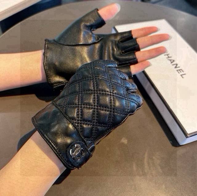 香奈儿新品短款手套，时尚机车手套，秋冬新品布内里，时尚上手超舒适柔软、百搭！集美女神必备配盒子码数Ml