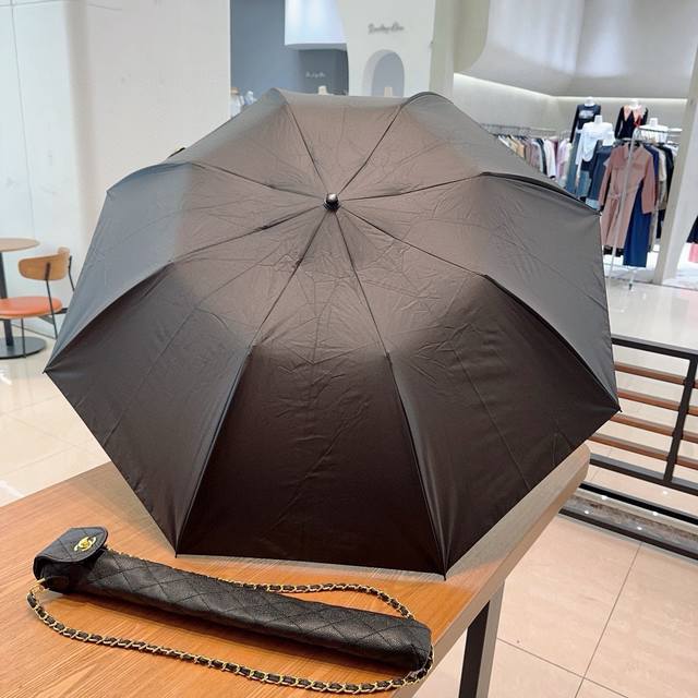 Chanel香奈儿中古雨伞时尚博主人手一套，造型神器！复古伞型+菱格鱼子酱伞套 出片率极高！自带高级感！伞包双C五金！细节完爆